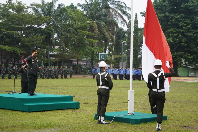 Komandan Korem 042/Gapu Brigjen TNI Supriono, S.IP., M.M., menjadi Inspektur Upacara pada Peringatan Hari Sumpah Pemuda di Lapangan Upacara Makorem 042/Gapu, Kota Jambi, Jumat (28/10/2022). / Foto. Penrem042gapu