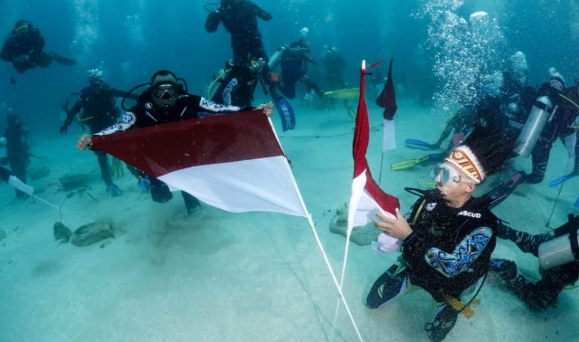 Kodam XVII/Cenderawasih Semarakkan Hari Sumpah Pemuda Ke-94 Di Bawah Laut (Pendam Cenderawasih) 