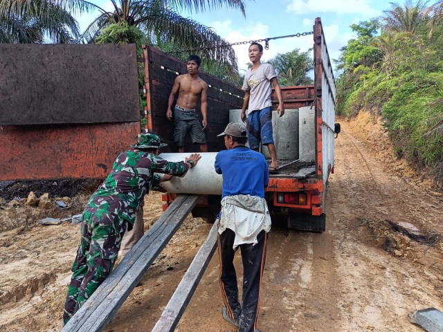 Material untuk pembuatan gorong-gorong di lokasi TMMD 115 Kodim 0415/Jambi mulai di datangkan. (FOTO : IST) 