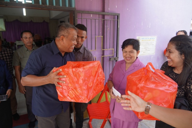 Pangdam XVII/Cenderawasih Mayjen TNI Muhammad Saleh Mustafa berikan tali asih kepada pengurus Gereja Pendeta Lenga, Kec. Sentani, Kabupaten Jayapura, Papua, Minggu (30/10/2022). / Foto : Pendam XVII/Cenderawasih.
