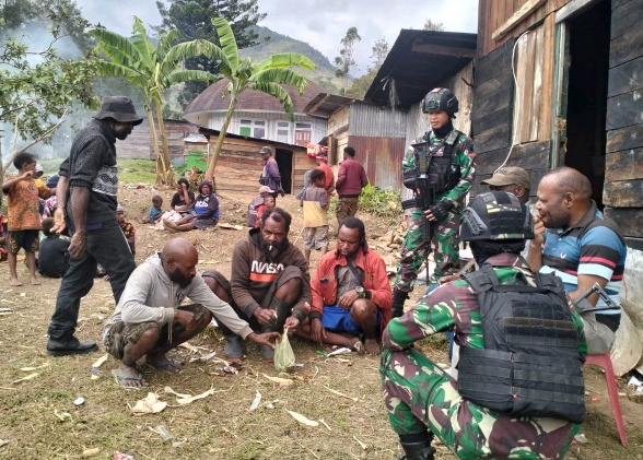 Sambutan Hangat Warga Saat Satgas Pamtas RI PNG Yonif Raider 142/KJ Berkunjung : Foto. Pendam XVII/Cenderawasih.