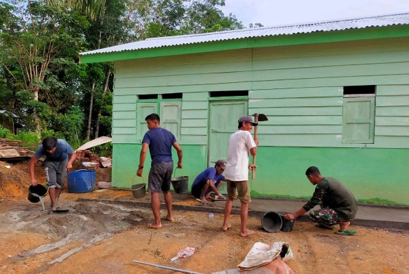 Satgas TMMD 115 Kodim 0415/Jambi Percepat Sasaran Fisik Bedah Rumah (Foto : IST) 