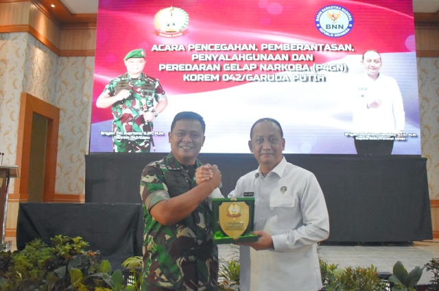 Komandan Korem 042/Gapu Brigjen TNI Supriono, S.IP., M.M (kiri) dan Kepala BNN Provinsi Jambi Brigjen Pol Wisnu Handoko, S.I.K., M.M (kanan) / Foto. Penrem 042/Gapu)