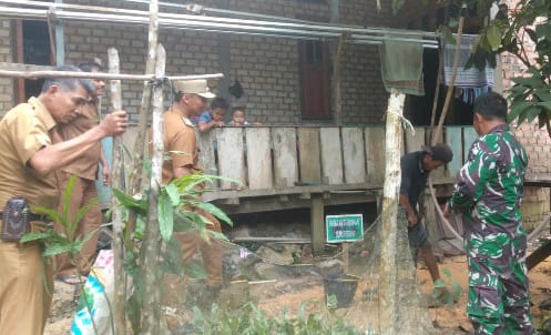 Satgas TMMD Bersama Forkopimcam Marosebo Tinaju Sasaran Pembuatan Sumur Bor Kedua Di SD Dusun Tanah Longsor (Foto : Ist)