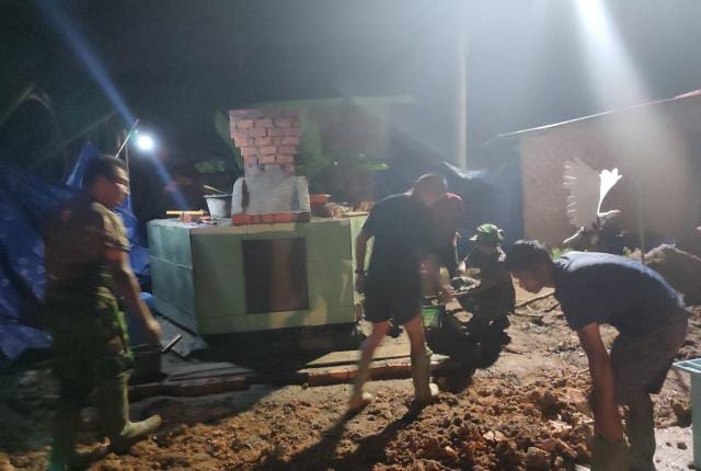 Jelang Penutupan, Satgas Kebut Pembangunan Tugu TMMD 115 Hingga Malam (FOTO : IST)