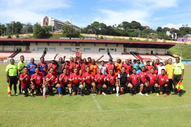 Pangdam XVII/Cenderawasih Coffee Morning Dan Olahraga Bersama Insan Pers Dan Mantan Pemain Persipura/ FOTO : IST