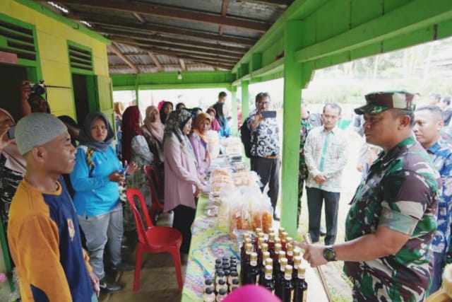 meninjau hasil-hasil UMKM masyarakat Kampung Pancasila (Penrem042gapu)