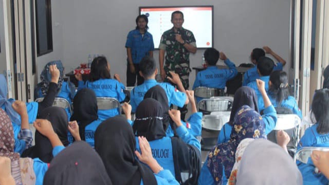 Pasiter Kodim Jambi Beri Pembekalan Wasbang Kepada Mahasiswa/ FOTO : IST