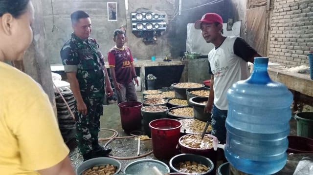 Dukung UMKM Warga Binaan, Babinsa Koramil Muarabungo Sambangi Pembuat Tahu/ FOTO : Red/Ist