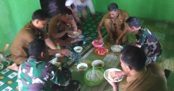 Keseruan Satgas TMMD dan Forkopimcam Menikmati Makan Siang Bersama Warga (Foto : ist)