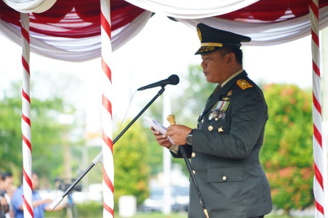 Komandan Korem 042/Gapu Brigjen TNI Supriono, S.IP., M.M., yang membacakan Sambutan Menteri Sosial RI saat menjadi Inspektur Upacara Peringatan Hari Pahlawan Tingkat Provinsi Jambi Tahun 2022 di lapangan Gubernur Jambi, Kamis (10/11/2022)./ FOTO : Penrem042gapu