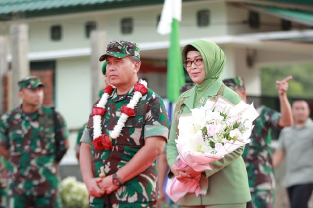 Pangdam II/Sriwijaya Mayjen TNI Hilman Hadi, S.I.P., M.B.A., M.Han.,didampingi Ketua Persit Kartika Chandra Kirana (KCK) Daerah II/Sriwijaya, Ny. Hesti Hilman Hadi, melakukan kunjungan kerja ke Markas Brigade Infanteri (Brigif) 8/Garuda Cakti (GC). / Foto. Pendam II/Sriwijaya.