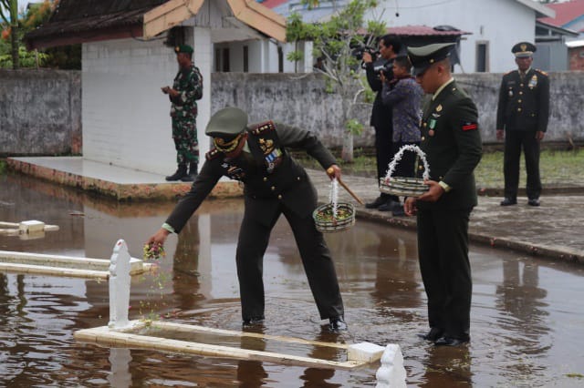 Komandan Kodim 0419/Tanjab Letkol Kav Muslim Rahim Tompo SH., M.Si memimpin upacara Ziarah Nasional dalam rangka Peringatan Hari Pahlawan ke-77 di Taman Makam Pahlawan (TMP) Yudha Satria Pengabuan, Kab. Tanjab Barat (Pendimtjb)