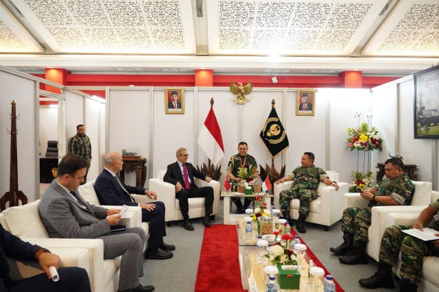 Kasad Jenderal TNI Dr. Dudung Abdurachman menerima Courtesy Call (kunjungan kehormatan) dari Presiden Badan Industri Pertahanan Turki Prof. Dr. Ismail Demir pada acara Indo Defence 2022 Expo and Forum di JIEXPO, Kemayoran, Jakarta, (Dispenad)