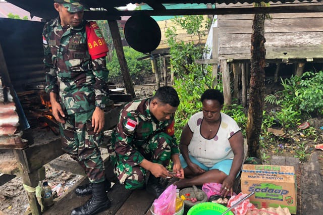 Babinsa di Merauke Blusukan Ke Dapur Warga Sembari Memberikan Paket Sembako (Pendam XVII/Cenderawasih).