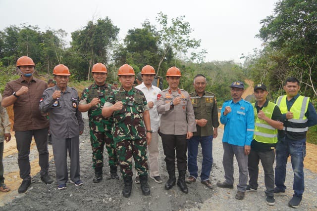 Pangdam II/Swj Tinjau Pembangunan Jalan Program Karya Bakti Skala Besar Di Desa Tenam (FOTO : IST)