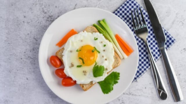 Foto Ilustrasi seporsi nasi saat sarapan pagi
