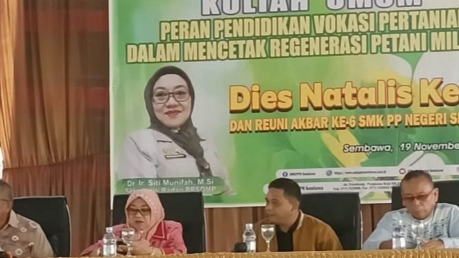 Budi Setiawan (tengah/jaket kuning) saat pembicara Dies Natalis ke-67 dan Reuni Akbar ke-6 SMK Pertanian Pembangunan (PP) Negeri Sembawa, di kampus SMK-PP Negeri Sembawa, Kab. Banyuasin, Sumsel, Sabtu (19/11/2022).