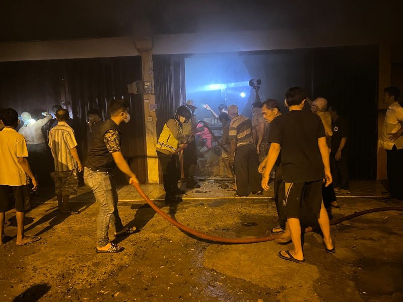 Petugas Pemadam Kebakaran PT LPPPT, Polsek TT, TNI dan Warga Sekitar Saat Melakukan Upaya Pemadaman di Ruko. [FOTO : Humas Polsek TT]