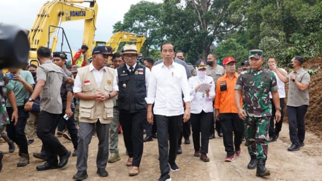 Kasad Dampingi Presiden Tinjau Lokasi Gempa Cianjur (Dispenad)
