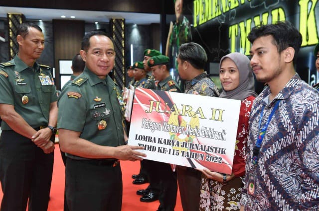 Wakasad Letjen TNI Agus Subiyanto, S.E., M.Si., selaku Pati Lakhar TMMD pada Rapurna TMMD ke-43 TA. 2022 berikan penghargaan kepada Dansatgas TMMD dan Wartawan, pemenang Lomba Karya Jurnalistik (LKJ) TMMD ke-115 kategori media Elektronik dan media Cetak/Online/ FOTO : IST