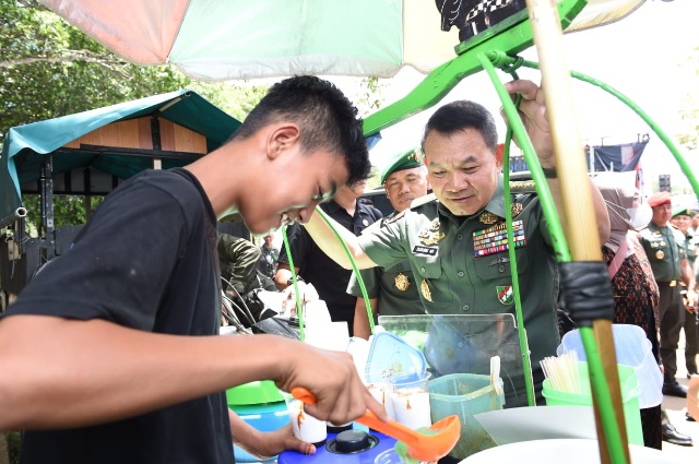 Kepala Staf Angkatan Darat (Kasad) Jenderal TNI Dr. Abdurachman berbincang dengan salah satu pelaku UMKM (FOTO : IST) 