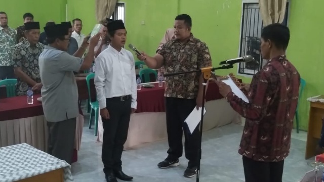 Pelantikan dan pengambilan sumpah Kepala Seksi Pemerintahan, Kurniawan Aditia, S.Pd oleh Kepala Desa Simpang Sungai Duren Yusnardi, dilakukan di Gedung Sanggar Seni, Desa Simpang Sungai Duren, Kecamatan Jaluko, Kabupaten Muarojambi, Prov. Jambi (Foto.sriwijayadaily)