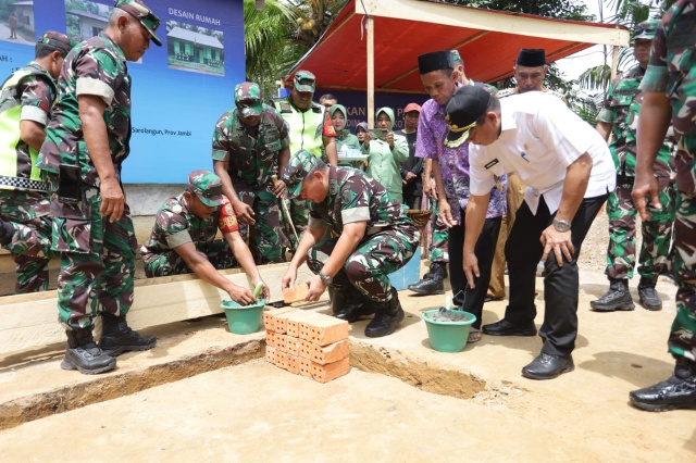 Pangdam II/Sriwijaya Lakukan Peletakan Batu Pertama Pembangunan RTLH Di Kampung Pancasila (FOTO : IST) 