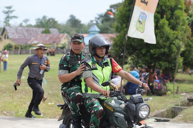 Dibonceng Babinsa, Pangdam II/Sriwijaya Tinjau Lokasi RTLH Kampung Pancasila (FOTO : IST) 