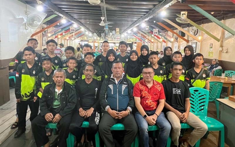 Ketua Pemkab Taekwondo Indonesia Tanjung Jabung Barat, Jamal Darmawan Sie (baju kaos meah)/ FOTO : IST