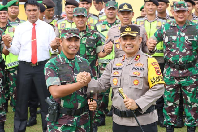Dandim 0419/Tanjab Letkol Kav Muslim Rahim SH, M.Si., dan Kapolres Tanjab Timur AKBP Much. Ikhsan Usman SH, S. IK., pimpin apel gabungan TNI-Polri di Wialayah Tanjab Timur/ FOTO ; RED/DIMTJB