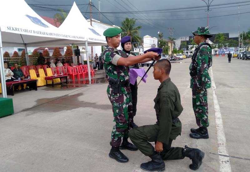 Dandim 0419/Tanjab Letkol Kav Muslim Rahim T, SH, M. Si melakukan pembaretan kepada Mahasiswa yang telah mengikuti Diksar Menwa Sultan Thaha Provinsi Jambi Tahun 2022, Kamis (8/12/22). FOTO : Bas/LT