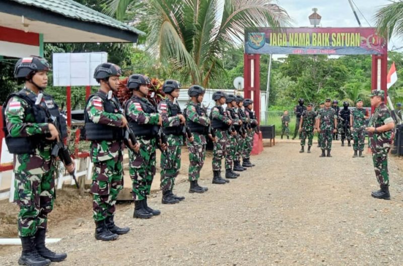 Prajurit Satgas Yonif 143 dan Masyarakat Sambut Pangdam II/Swj di Perbatasan Papua/ FOTO : PENDAM II/SWJ