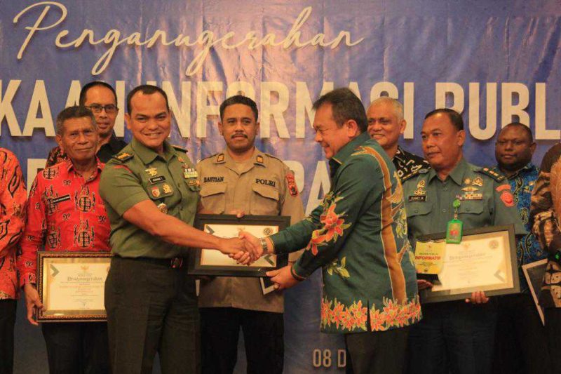 Kapendam XVII/Cenderawasih Kolonel Kav Herman Taryaman, SIP, MH, ketika menerima Penganugerahan Keterbukaan Informasi Badan Publik Se-Provinsi Papua Tahun 2022. (Foto: Pendam XVII/Cenderawasih)