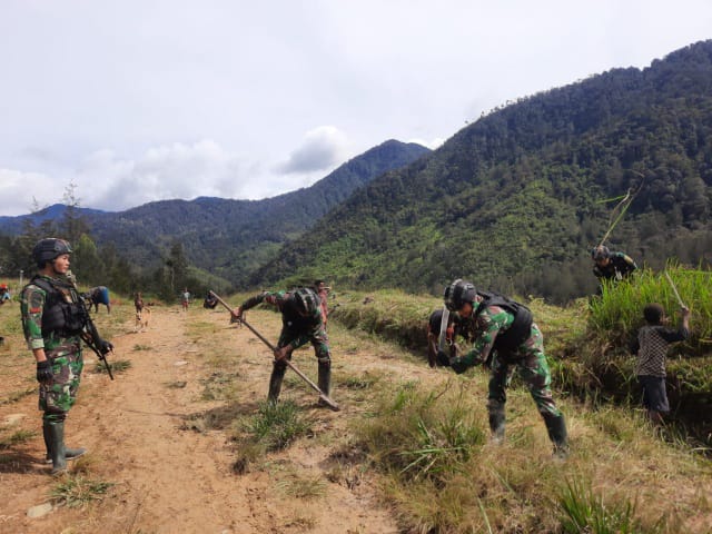 Sambut Natal, Satgas 303 Pos Mayuberi Pelopori Karya Bakti di Ilaga Utara/ FOTO : IST