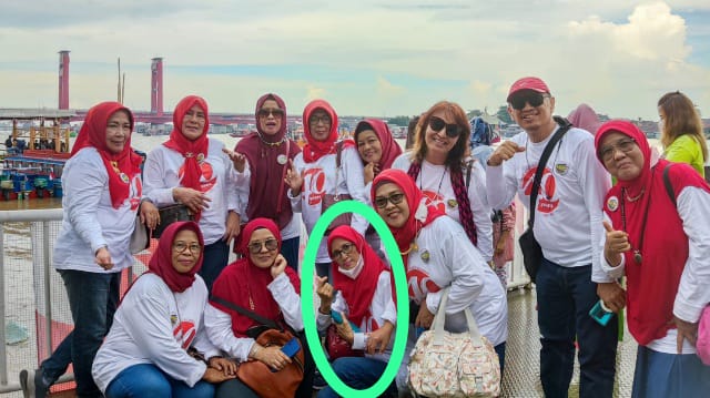 Foto Kenangan bersama Almarhumah R.A. Nurlisa (lingkaran hijau) semasa hidup saat Reuni 40Th alumni 82 SMA Negeri 5 (Smanli) Palembang bersama rekan-rekannya pada hari Sabtu (20/8/2022) lalu/ FOTO : RED/IST