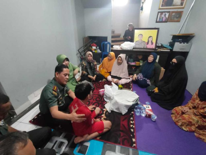 Dandim 0618/Kota Bandung Kolonel Inf Donny Ismuali Bainuri mewakili Pangdam III/Slw Berikan Santunan Untuk Korban Ledakan Bom Astana Anyar