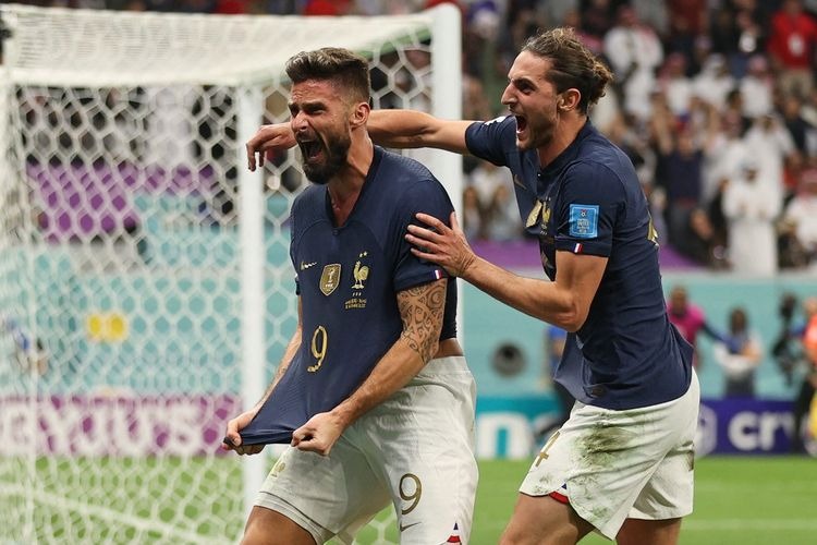 Striker timnas Prancis, Olivier Giroud, merayakan gol ke gawang timnas Inggris dalam laga perempat final Piala Dunia 2022 di Stadion Al Bayt, Sabtu (10/12/2022). (ADRIAN DENNIS/AFP)