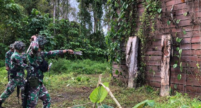 Tingkatkan Akurasi Dan Keterampilan, Prajurit Pasmar 3 Laksanakan Lempar Pisau/ FOTO : IST