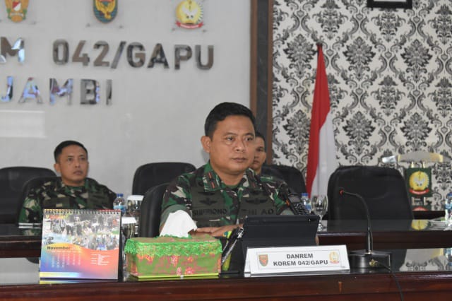 Danrem 042/Gapu Brigjen TNI Supriono.,S.IP.,M.M., saat mengukuti Taklimat Awal Tim  BPK RI secara Video Conference bertempat di ruang rapat lantai II Mokorem 042/Gapu, Senin (5/12/2022)./ FOTO : PENREM042GAPU
