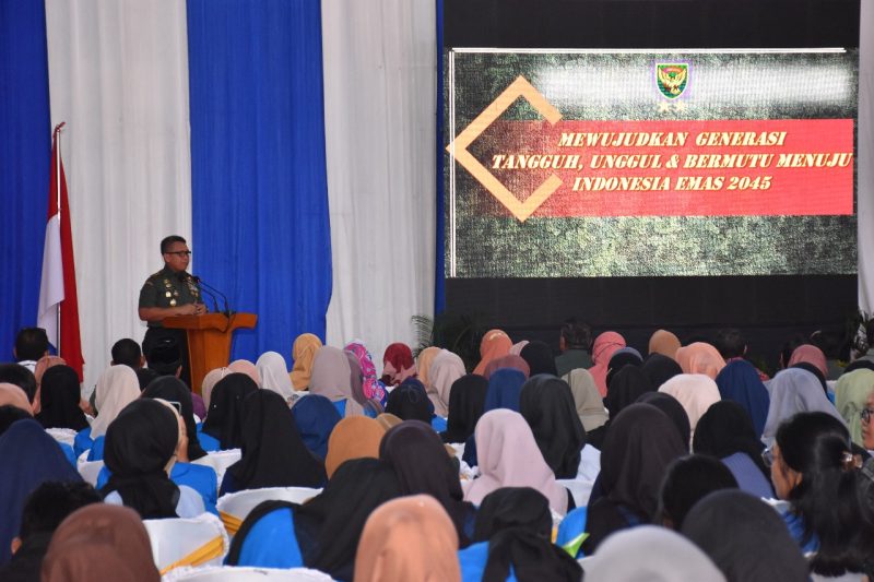 Panglima Kodam II/Sriwijaya, Mayjen TNI Hilman Hadi, S.I.P., M.B.A., M.Han., memberikan Kuliah Umum kepada Mahasiswa/Mahasiswi Universitas Prof. Dr. Hazairin (UNIHAZ) Bengkulu Rabu (30/11/2022)/ FOTO : RED/PENDAM II/SWJ.