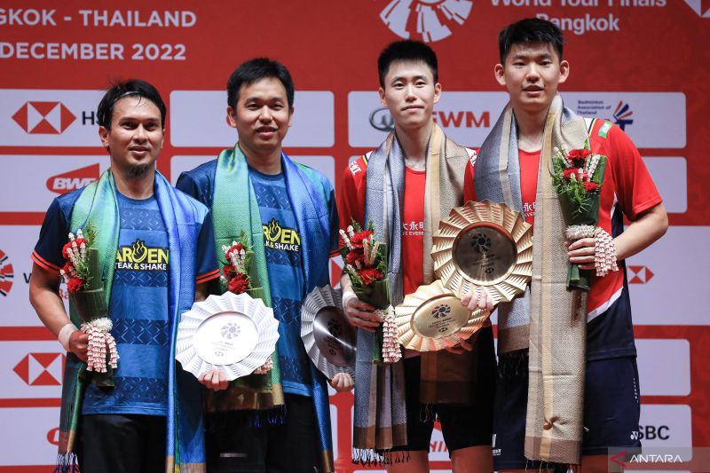 Pebulu tangkis ganda putra Indonesia Mohammad Ahsan (kiri) dan Hendra Setiawan (kedua kiri) berfoto dengan lawannya asal China Liu Yu Chen (kanan) dan Ou Xuan Yi (kedua kanan). (Foto: PBSI)