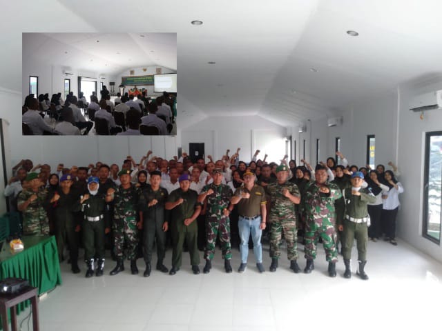 Dandim 0419/ Tanjab Letkol Kav Muslim Rahim Tompo, SH., M. Si didampingi Ketua DPK Ikatan Alumni Menwa Indonesia Tanjung Jabung Barat Jamal Darmawan, Sie dan Pelatih Diksar foto bersama Menwa Sultan Thaha, Jum'at (2/12/22). FOTO : Bas/LT