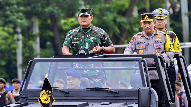 Kapolri Jenderal Listyo Sigit Prabowo dan Panglima TNI Laksamana Yudo Margono dalam Apel Gelar Pasukan Operasi Lilin 2022 terkait pengamanan Natal dan Tahun Baru di Lapangan Monas, Jakarta, Kamis (22/12/2022). (Ist)