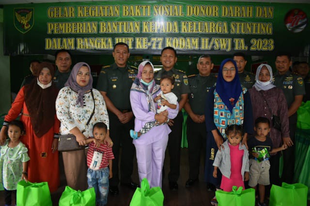 Sambut HUT Kodam II/Swj ke-77, Korem 042/Gapu Gelar Baksos Donor Darah dan Pemberian Sembako kepada Keluarga Stunting