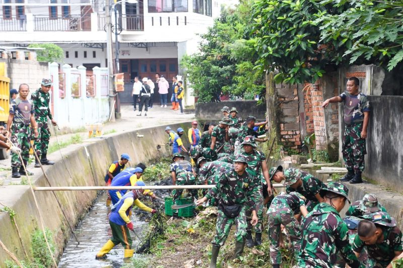 Korem 044/GAPO saat melakukan pembersihan Aliran Sungai Sukabangun, Rabu (28/12) dalam rangka HUT ke-77 Kodam II/Sriwijaya