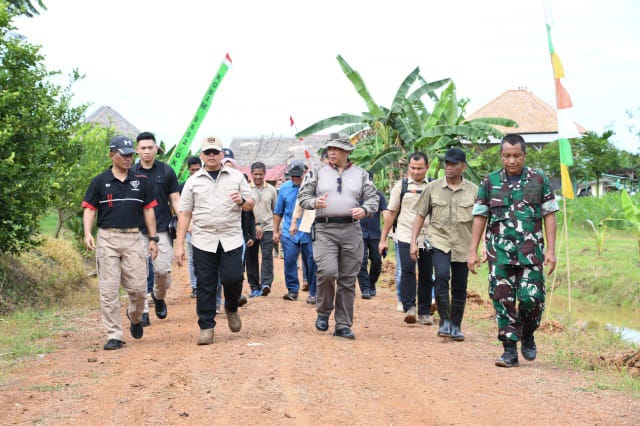 Danrem 044/ Gapo Dampingi Pangdam II/Sriwijaya Kunjungi Agrowisata Tekno 44 di Desa Gelebek/ FOTO : IST