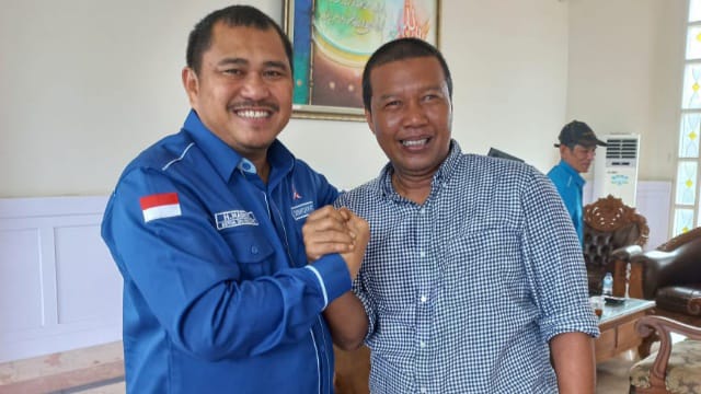 Ketua DPD Demokrat Jambi H. Mashuri (kiri) dan Bupati Tanjabtim Romi Haryanto (kanan) 