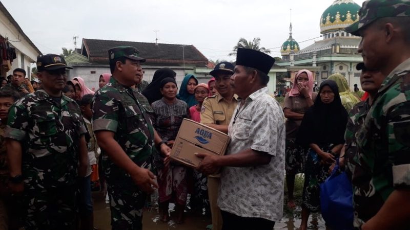 angdam V/Brawijaya Beri Bantuan dan Tinjau Masyarakat Terdampak Banjir