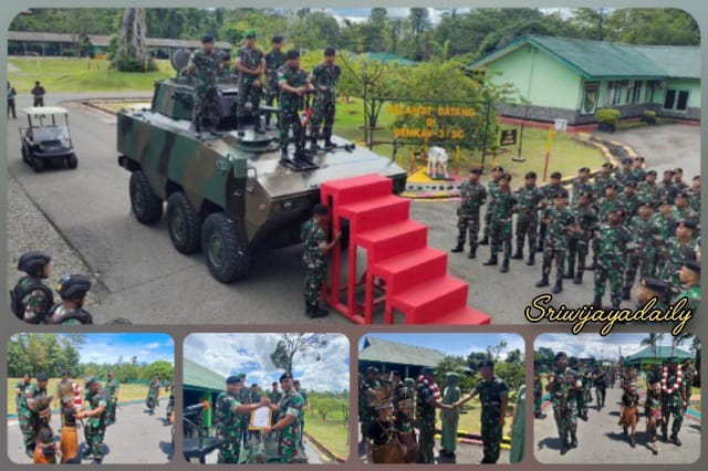Usai Meresmikan Berbagai Fasilitas Di Denkav-3/SC, Pangdam XVII/Cenderawasih Terima Penyematan Brivet Penghargaan Kaveleri